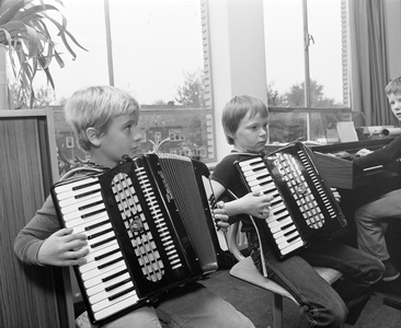 882011 Afbeelding van een muziekles in de Prinses Marijkeschool voor openbaar lager onderwijs (Dr. Max Euwestraat 2) te ...